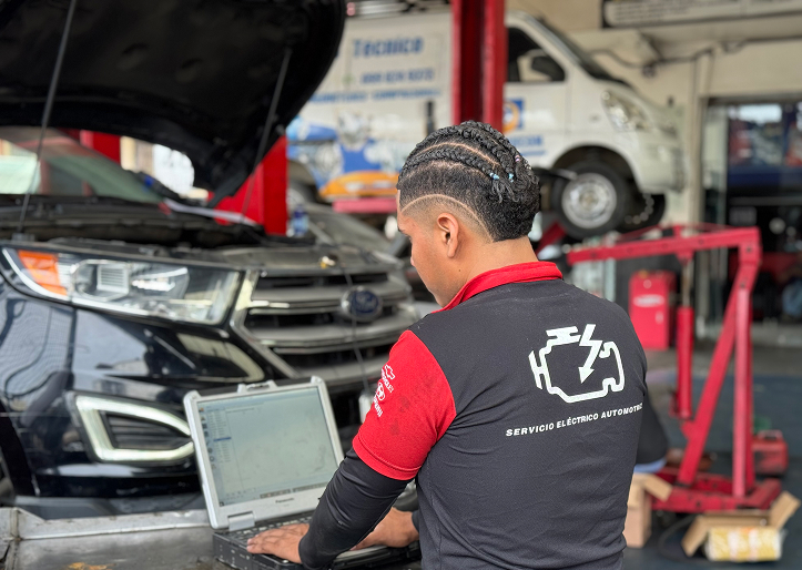Mecánico con trenzas
